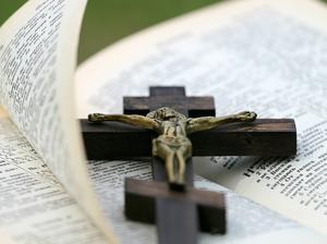 crucifix-on-top-of-bible-161034.jpg